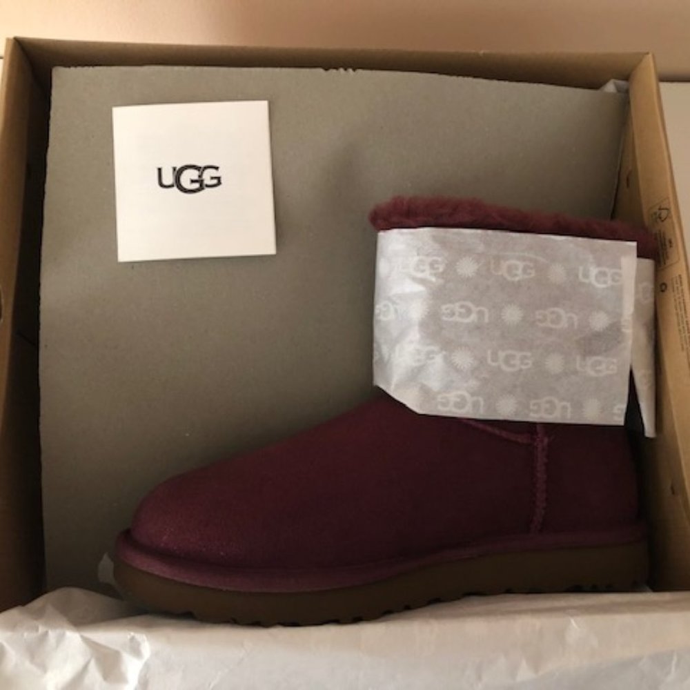 UGG Mini Bailey Bow Glimmer Metallic Suede Boot. Size: 8 - Picture 4 of 13